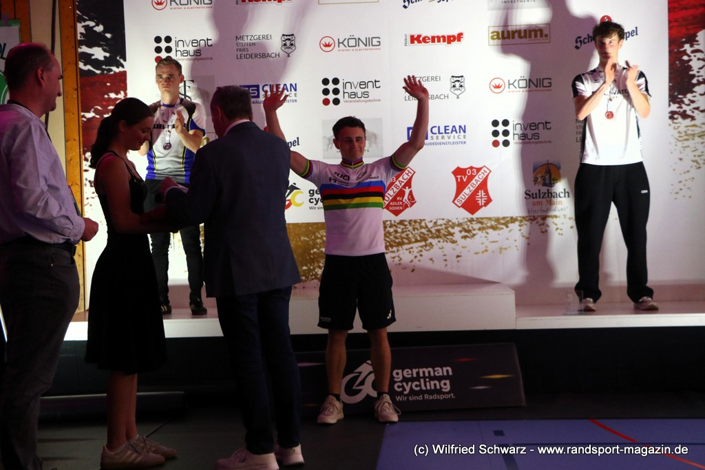 122-4T0A8040